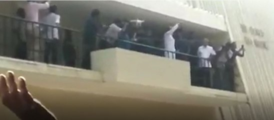 ரசிகர்களுக்கு பிளையிங் கிஸ் கொடுத்து உற்சாகப்படுத்திய ரஜினி