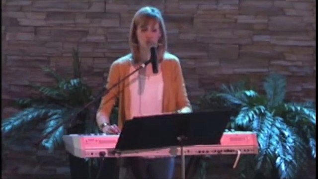 Pire groupe de musique en église.. ce batteur est perdu !