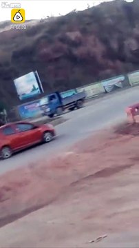 Ce camion échappe à un glissement terrain de peu !