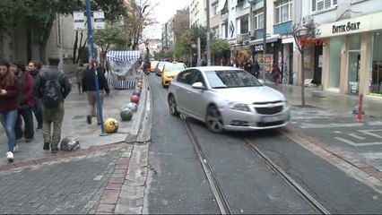 İstanbul'da Yollar Trafiğe Kapatılmaya Başlandı