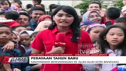 Sambut Malam Tahun Baru, Ribuan Warga Padati Alun-Alun Kota Bandung