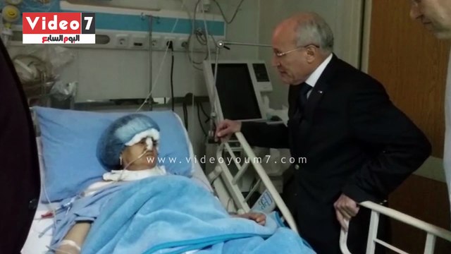 العصار يزور إحدى مصابات كنيسة مارمينا بالمركز الطبى التابع للإنتاج الحربى