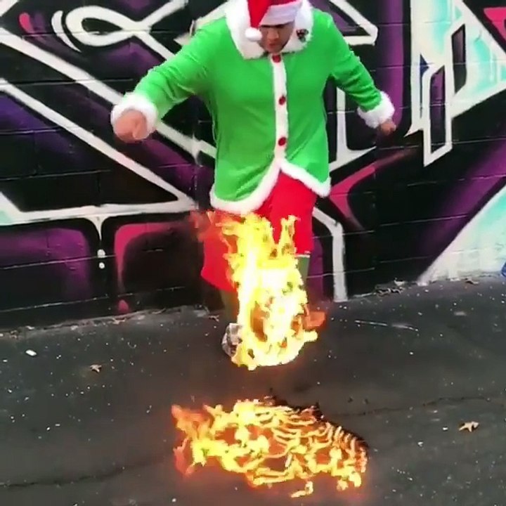 Regardez une personne jouer à une boule de feu d'une manière détendue