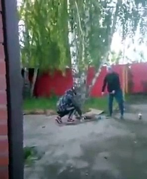 Ce taré balance un tissu enflammé dans une bouche d'égout et boooom