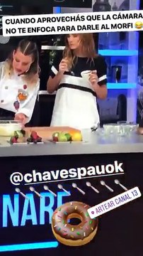 Paula comiendo mientras cocinan - 29 de Diciembre