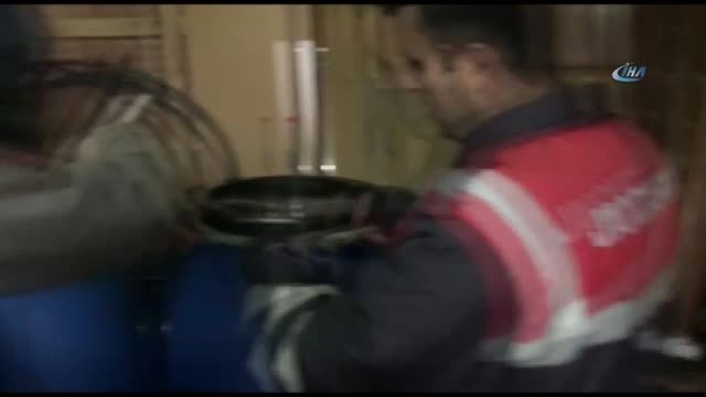 Jandarmadan Sahte İçki İmalathanesine Baskın... 1 Tona Yakın Sahte Şarap Ele Geçirildi