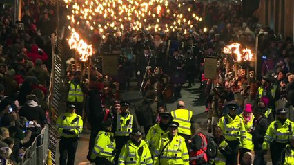 20.000 torchbearers storm Edinburgh for New Year celebrations
