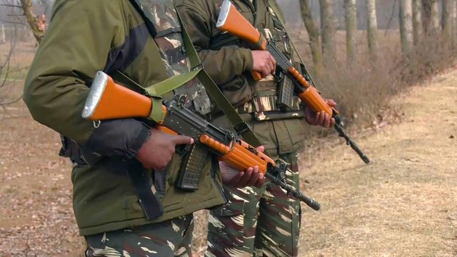 Kashmir: Rebels kill soldiers at an army training camp