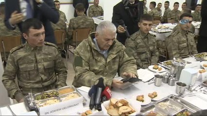 Başbakan Yıldırım, Eğridir Komando Eğitim Merkezi Komutanlığı'nda Askerlerle Yemek Yedi