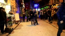 İstiklal'de Gece Kulübü Bodyguardlarından Sarhoş Kişiye Tekme Tokat Dayak Kamerada