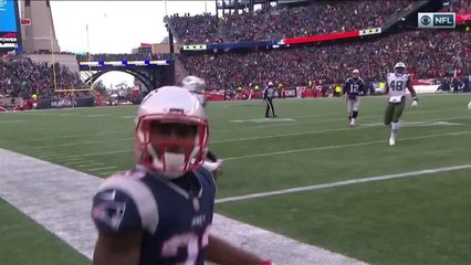 Dion Lewis sneaks out of the backfield to reel in 5-yard TD pass