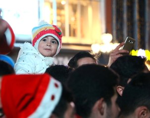 Ankaralılar Yeni Yıl İçin Kızılay'a Aktı! Meydan Trafiğe Kapatıldı