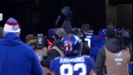 Eli Manning hailed with cheers as he runs off the field