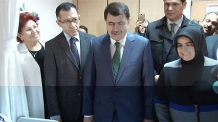 Vali Şahin'den 2018'in ilk bebeğine altın