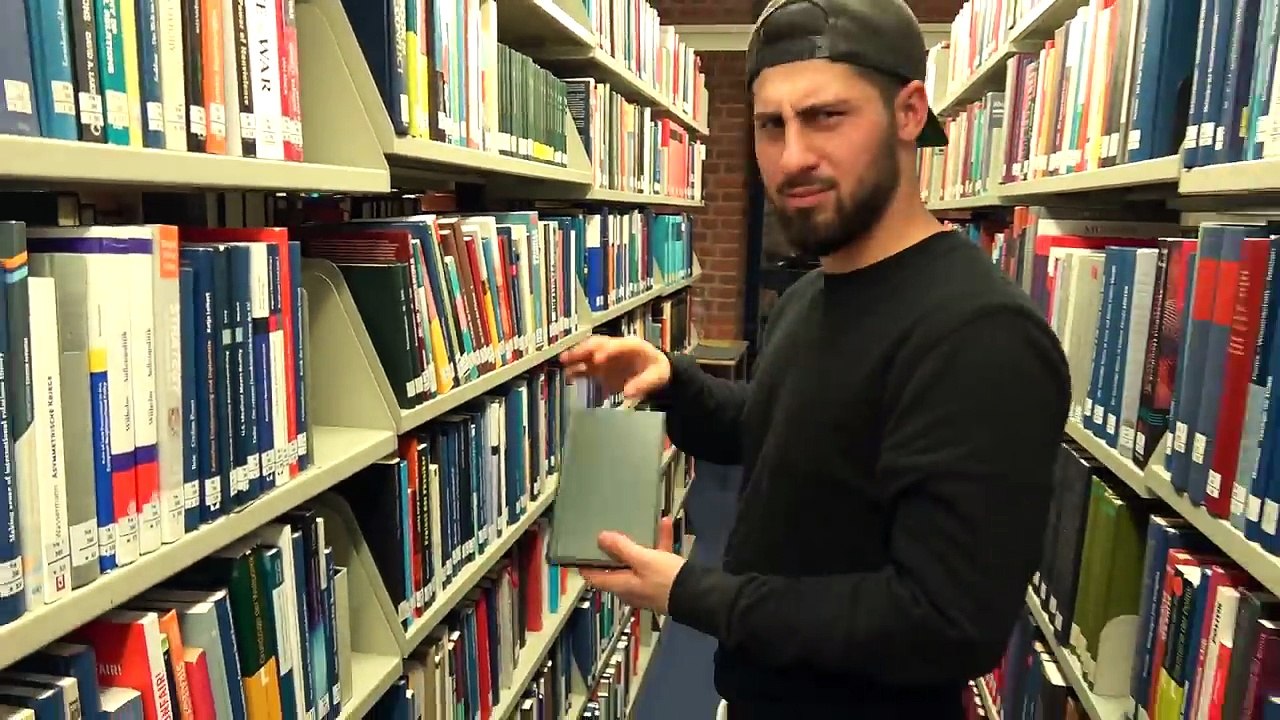 Bodypunch in der BIBLIOTHEK?! #Silent Library l Yavi TV