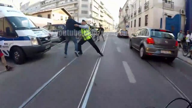 Ce voleur s'en prend à la mauvaise personne... Bien fait!