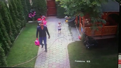 Ce papa héroique va sauver son enfant de justesse alors qu'un chien s'en prend à lui