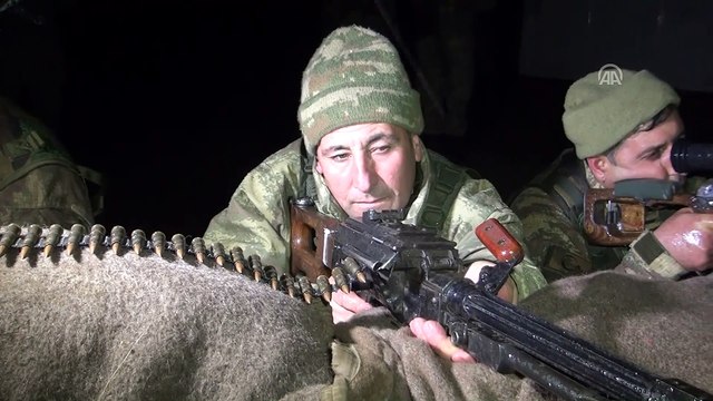 Mehmetçik ve güvenlik korucuları yeni yılı nöbette karşıladı - MUŞ