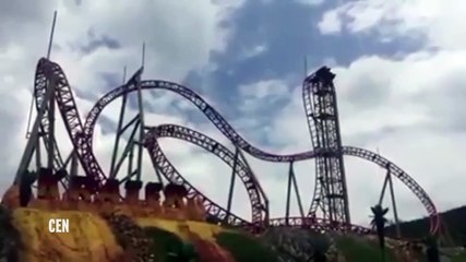 Un homme tombe des montagnes russes