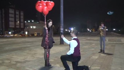 Yeni Yıla Evlilik Teklifi ile Girdiler