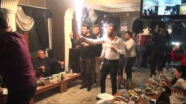 2018 yılına davul zurna eşliğinde halay çekerek girdiler