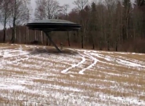 Një alien futet në diskun e tij fluturues? Shokohet bota nga këto pamje