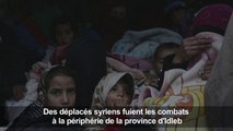 Des déplacés syriens trouvent refuge dans un camp de fortune