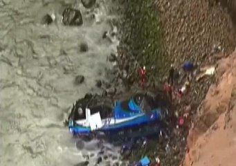 Aumentó a 51 las víctimas de la caída de un bus en Perú