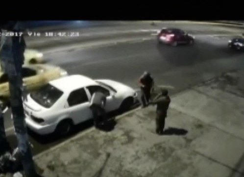 Cámaras de seguridad captan a dos sujetos robando un vehículo empujándolo al norte de Quito