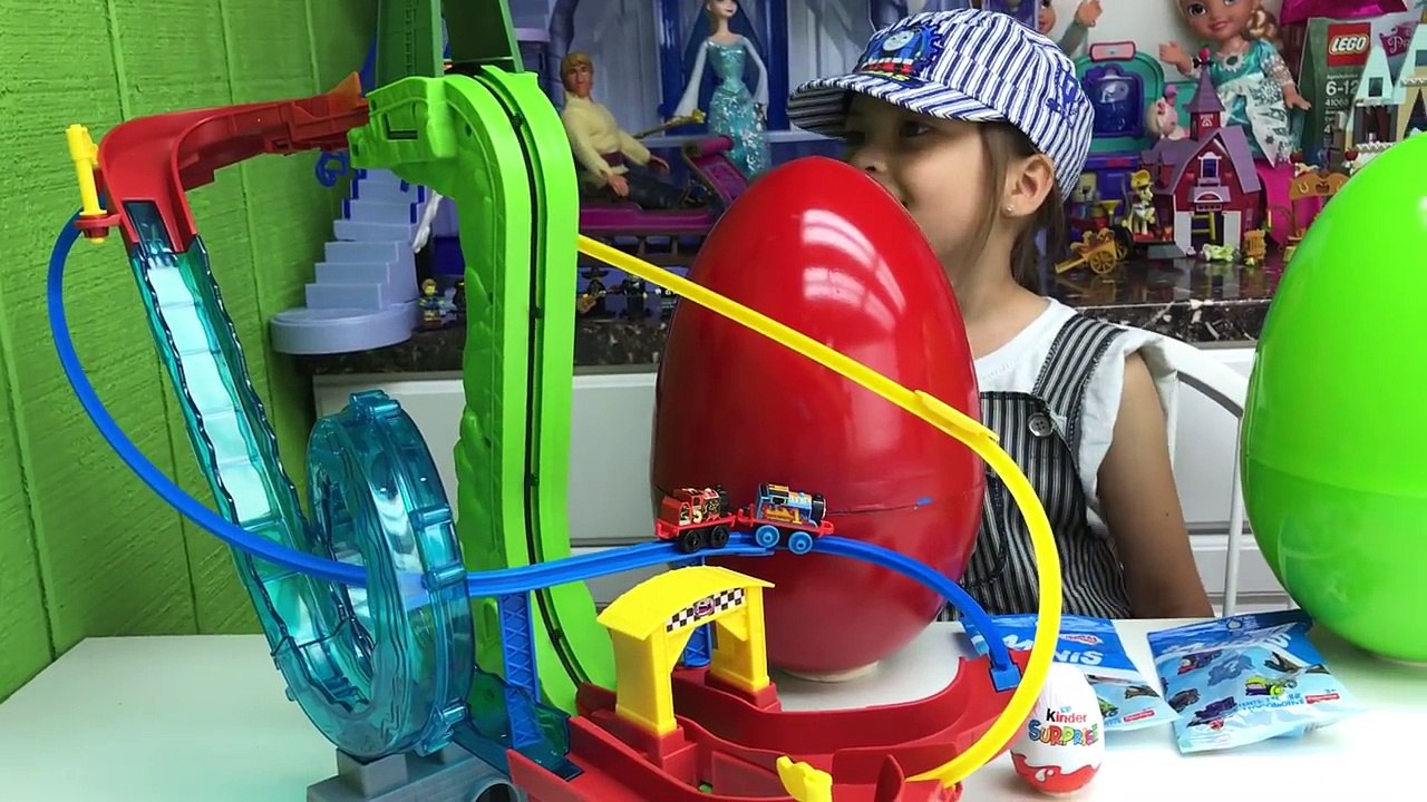BIG RED & GREEN EGGS SURPRISE TOYS Opening Batm...