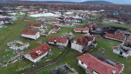 Koca köyde boş evler ile iki kişi kaldı