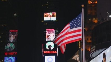 La icónica bola de cristal de Times Square da la bienvenida a 2018