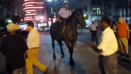 Un policier danse avec son cheval à La Nouvelle-Orléans