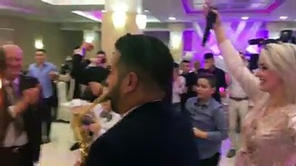 Këngëtari shqiptar ia ‘djeg’ kravatin dasmorit në dasmë, vetëm shikojeni
