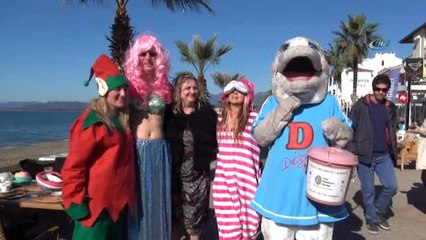 Yardıma Muhtaç Çocuklar İçin Denize Girdiler