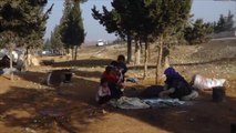 فرار آلاف النازحين السوريين من ريفي حماة وإدلب