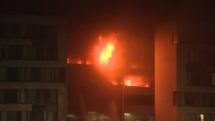 英 리버풀 주차타워 화재...차량 1,400여 대 전소 / YTN