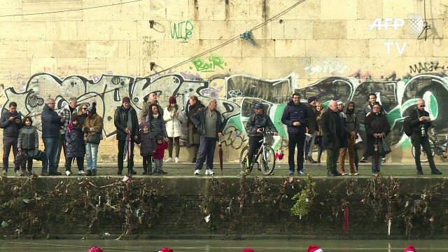 Corajosos mergulham em rio gelado no Ano Novo em Roma