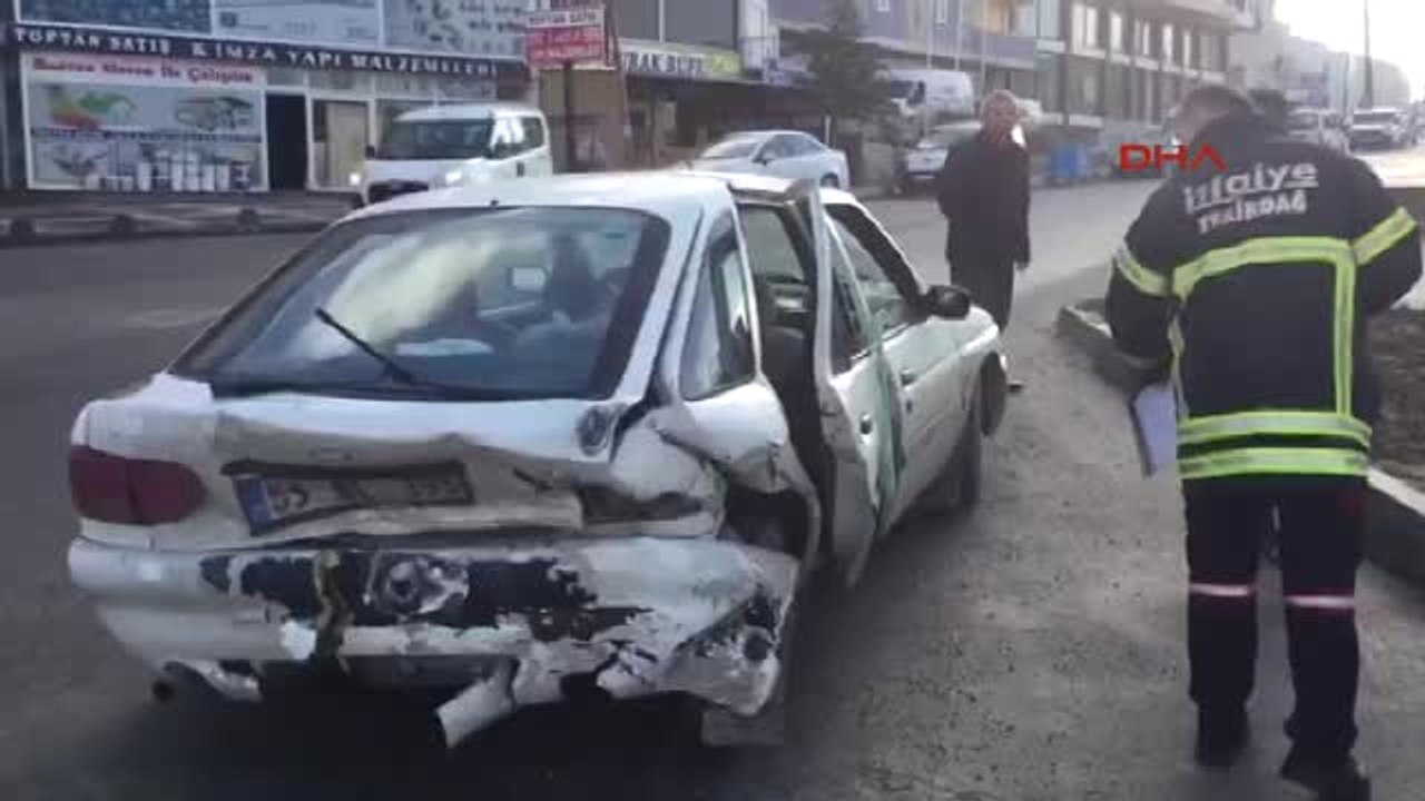 Tekirdağ Kırmızı Işıkta Bekleyen Otomobile Çarptı 6 Yaralı