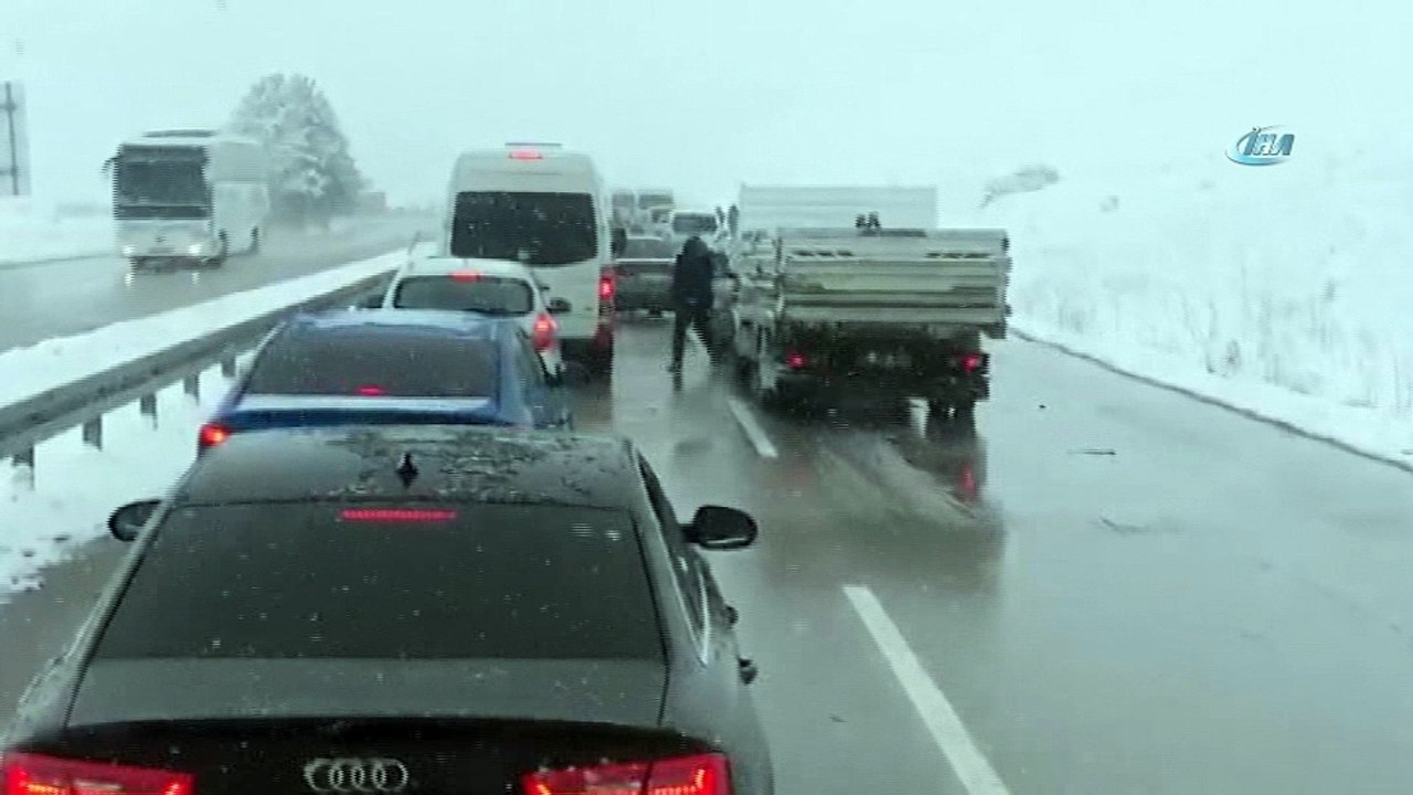 Kayan tır yan yattı... Erzurum-Horasan karayolu ulaşıma kapandı