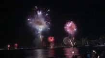 Mexicanos reciben año nuevo con fuegos artificiales en playas de Acapulco