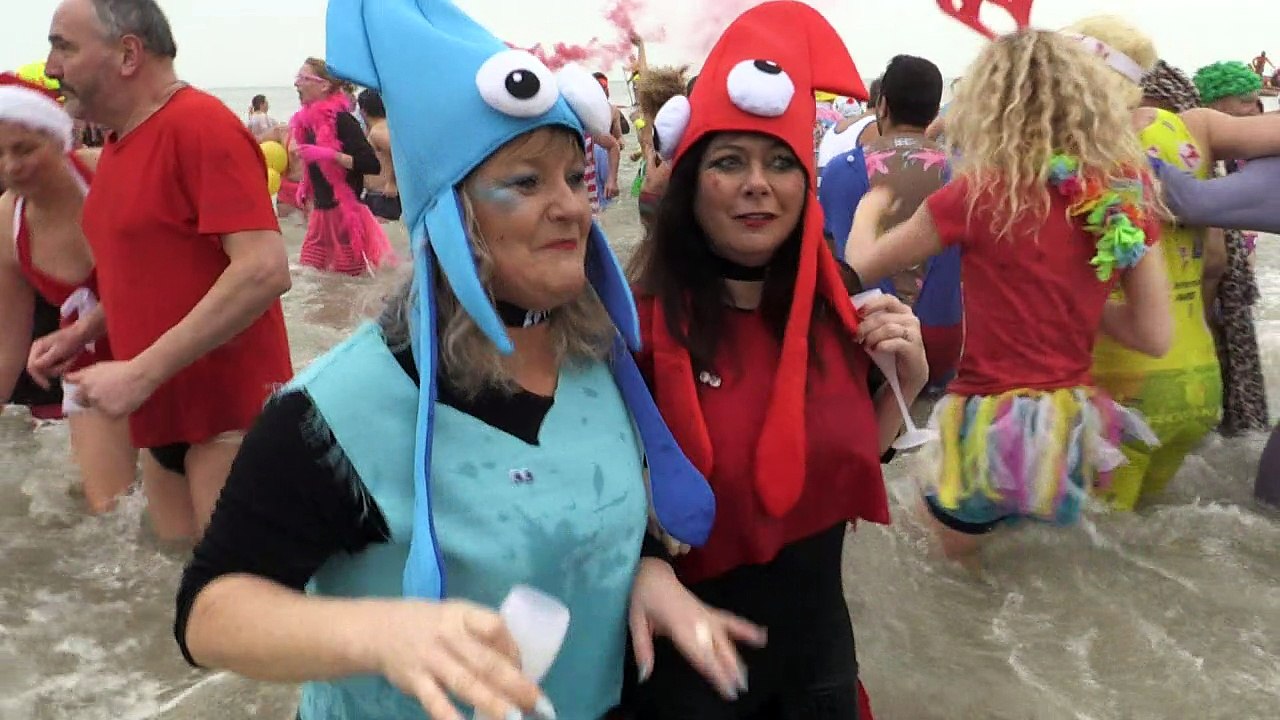 Dunkerque: le bain du Nouvel An pour 600 "givrés"