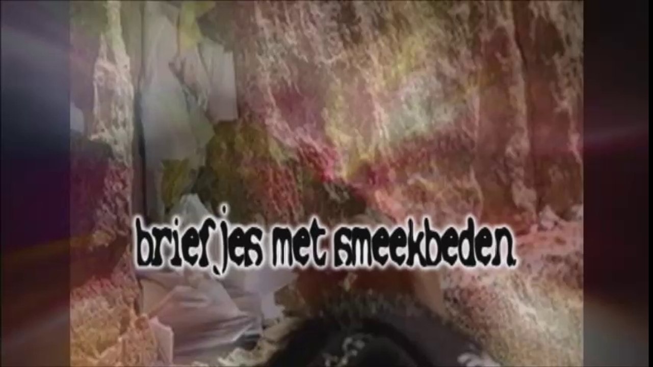 briefjes met smeekbeden.