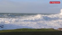 Quiberon. Carmen : des vagues énormes sur la digue de Port-Maria