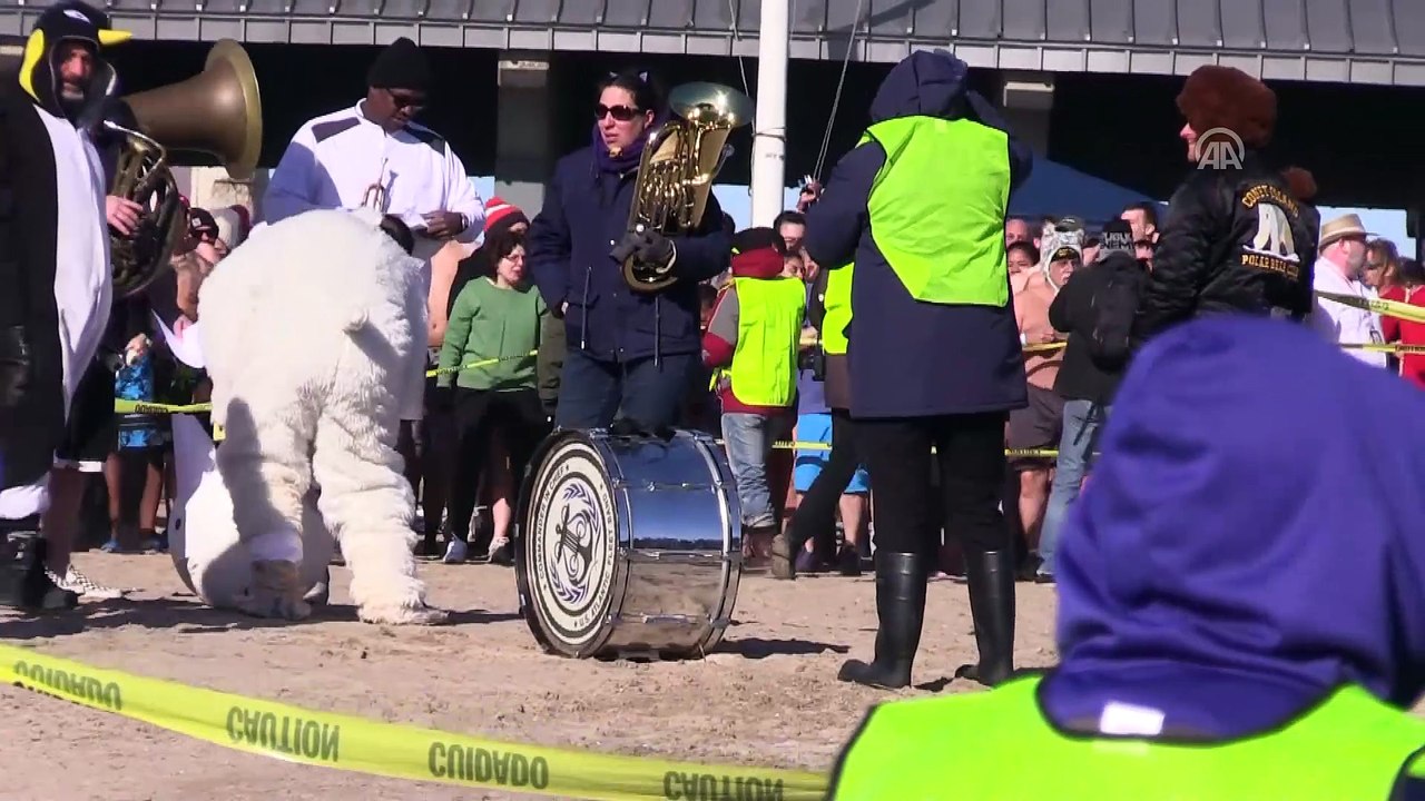 Dondurucu soğuğa rağmen yılın ilk gününde denize girdiler - NEW YORK