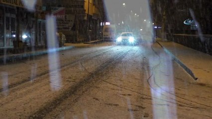 Ağrı’da lapa lapa kar yağıyor