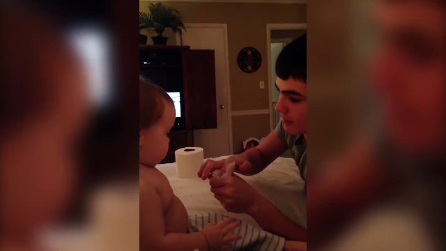 Il fait un tour de magie à un bébé, regardez sa réaction. Adorable et surtout très bon public