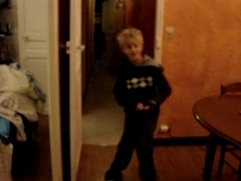 Loris danse la Tecktonik