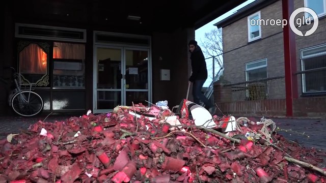 Moslims ruimen vuurwerk op uit geloofsovertuiging en 'niet als taakstraf'