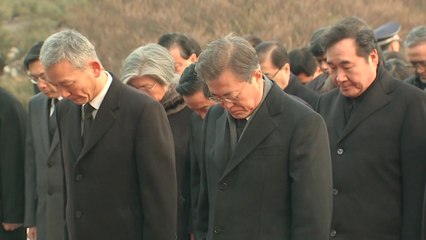 문재인 대통령, 현충원 참배로 공식 업무 시작 / YTN